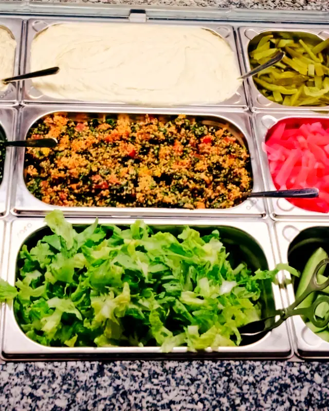Frische Salate und Mezze in der Theke